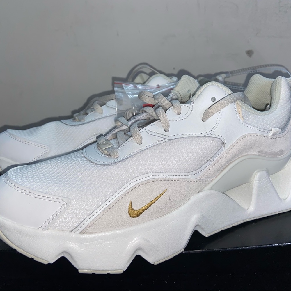 Nike Ryz 365 summit White Sneakers with GoldSwoosh Sz 11.5